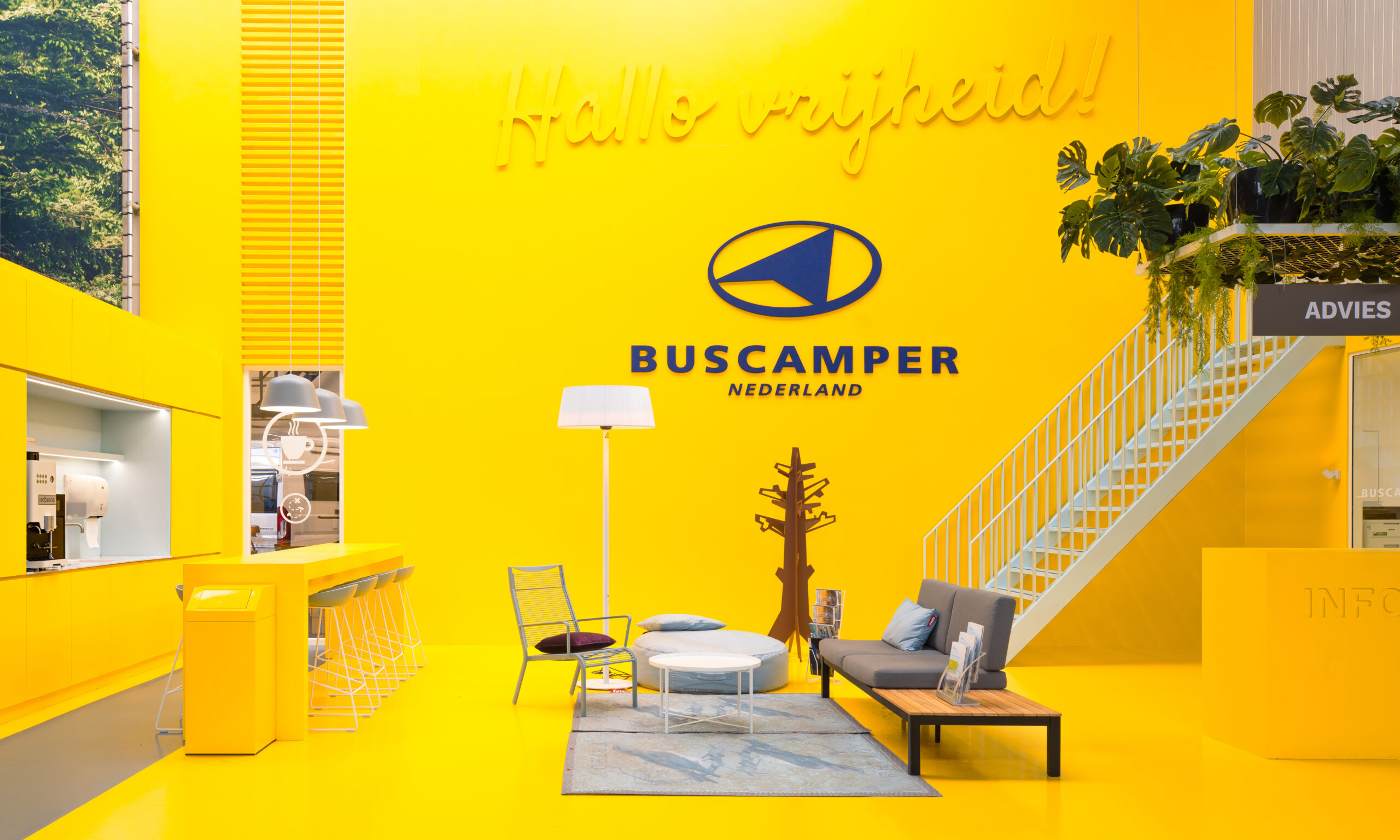 Buscamper Nederland Showroom Ontspannen wachten tijdens camperonderhoud met koffie, wifi, loungeplekken en spelmogelijkheden