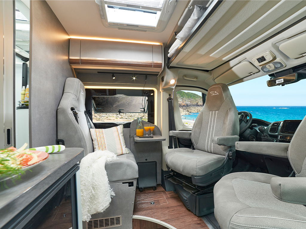 Camper huren inbegrepen Overzicht van wat er inbegrepen is bij het huren van een camper, zoals inventaris, keukenspullen en serviceonderdelen.