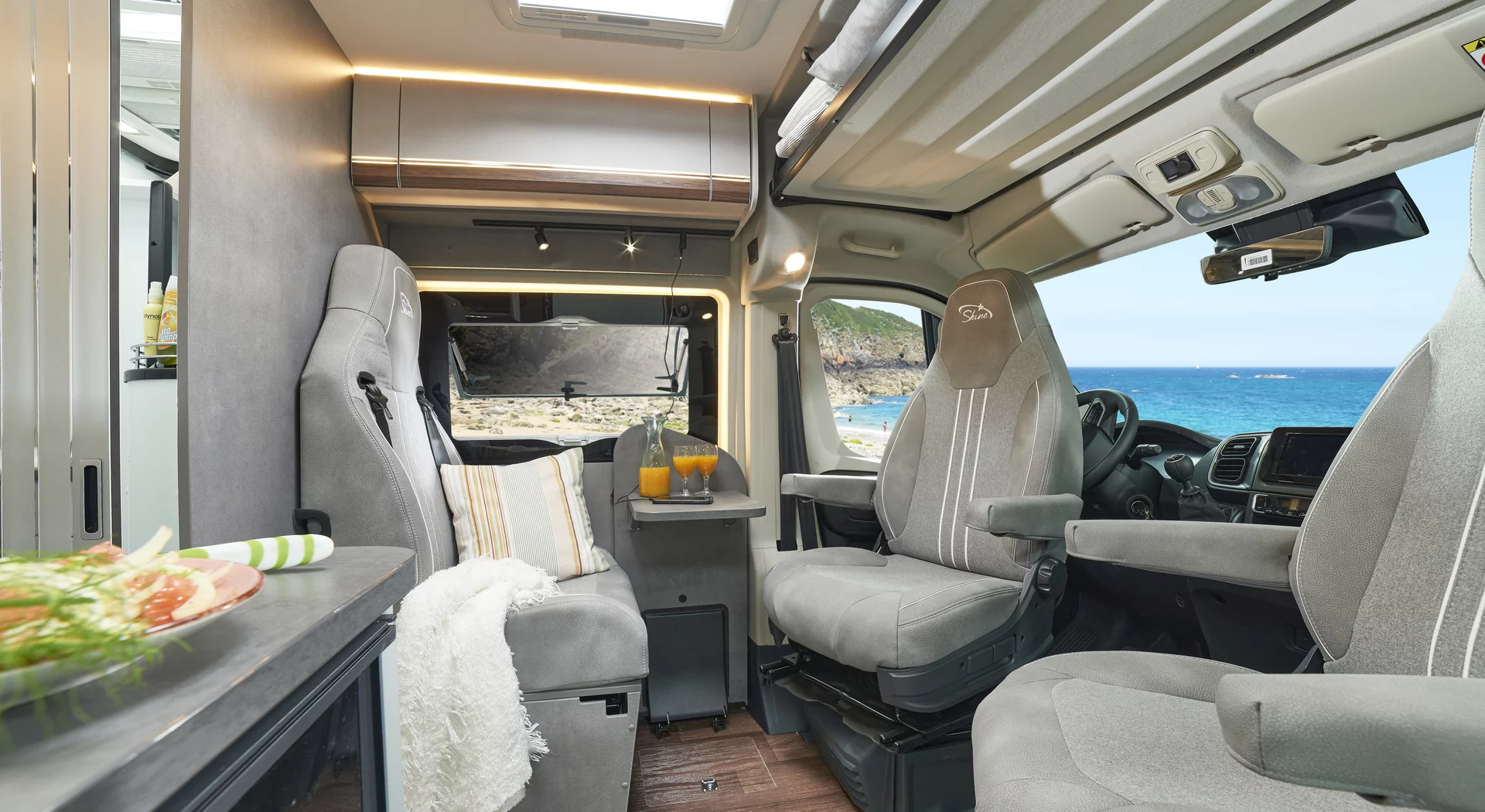 Het interieur in de Summit Shine 600L