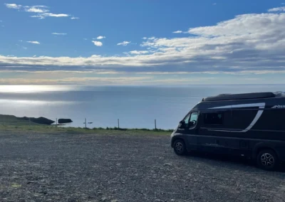 Buscamper aan het water