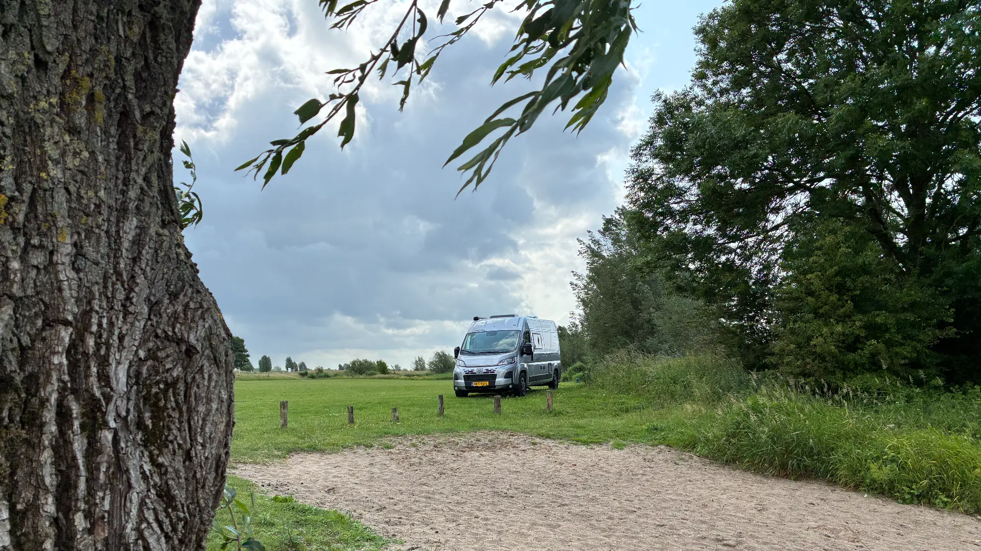 Buscamper buiten Buscamper vs bestelbus - wat is vandaag de dag een verstandige keuze?