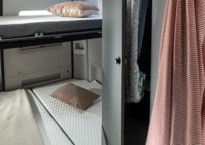 Twin Supreme 640 SPB family hangkast en bed