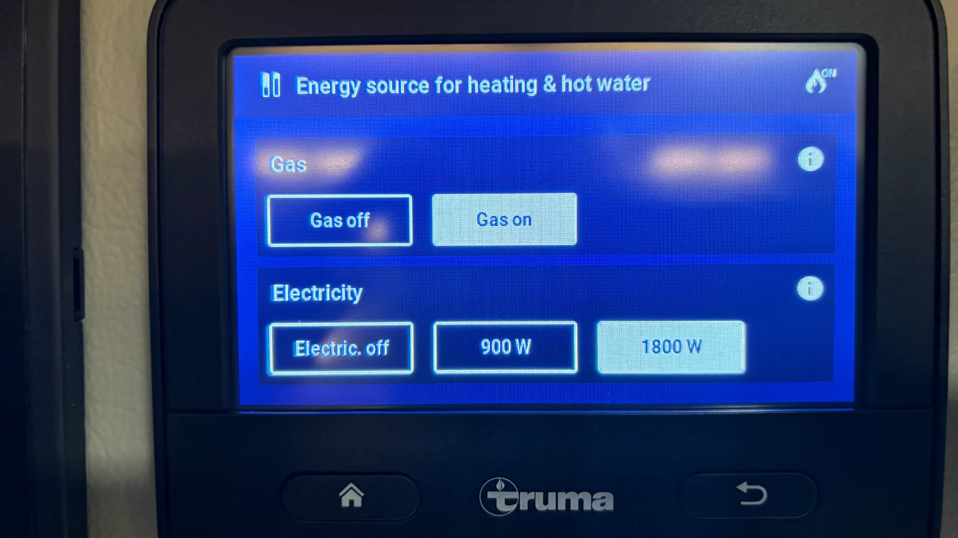 Gaskachel in een buscamper die zorgt voor gelijkmatige en comfortabele verwarming tijdens het reizen