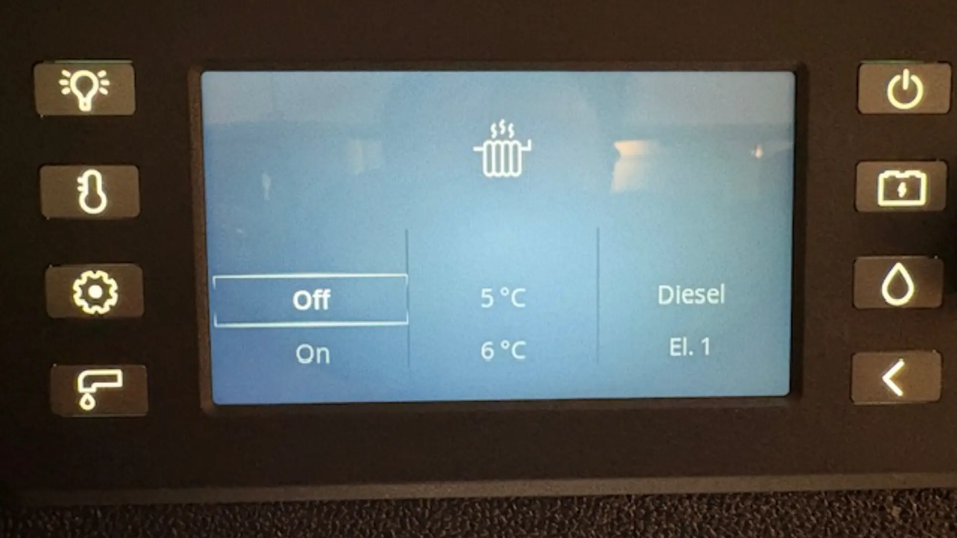 Dieselkachel in een buscamper, aangesloten op de brandstoftank voor efficiënte verwarming onderweg