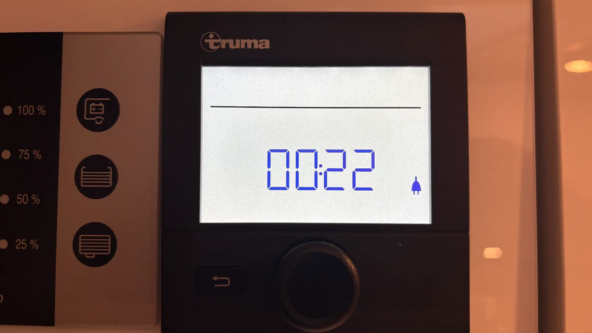 Elektrische kachel in een buscamper voor extra comfort bij gebruik van vaste stroomaansluiting