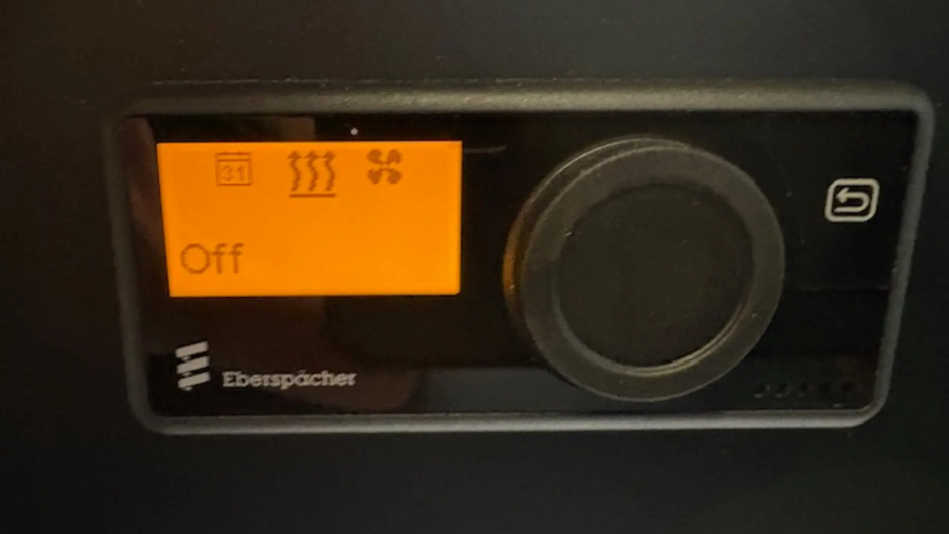 Camperkachel in een buscamper die zorgt voor comfortabele verwarming tijdens reizen in koelere omstandigheden