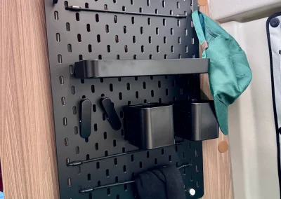 IKEA Skådis pegboard als extra opbergruimte in de Pössl Roadcruiser