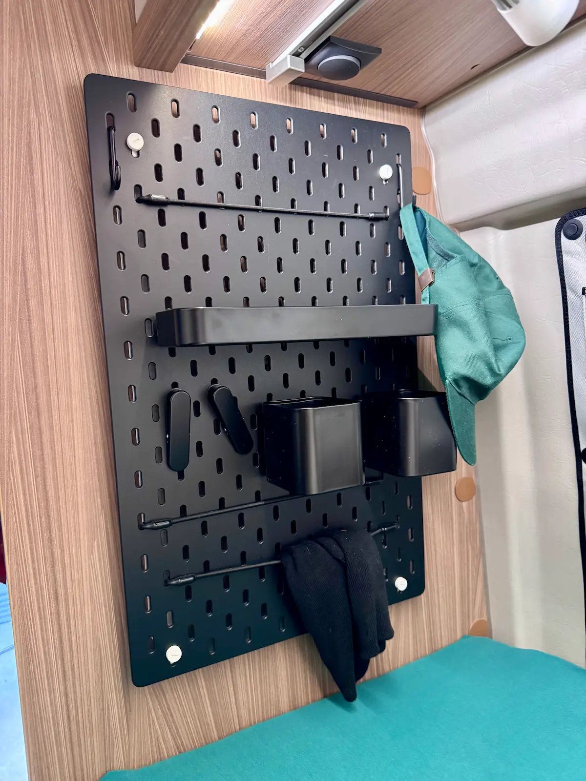 IKEA Skådis pegboard als extra opbergruimte in de Pössl Roadcruiser