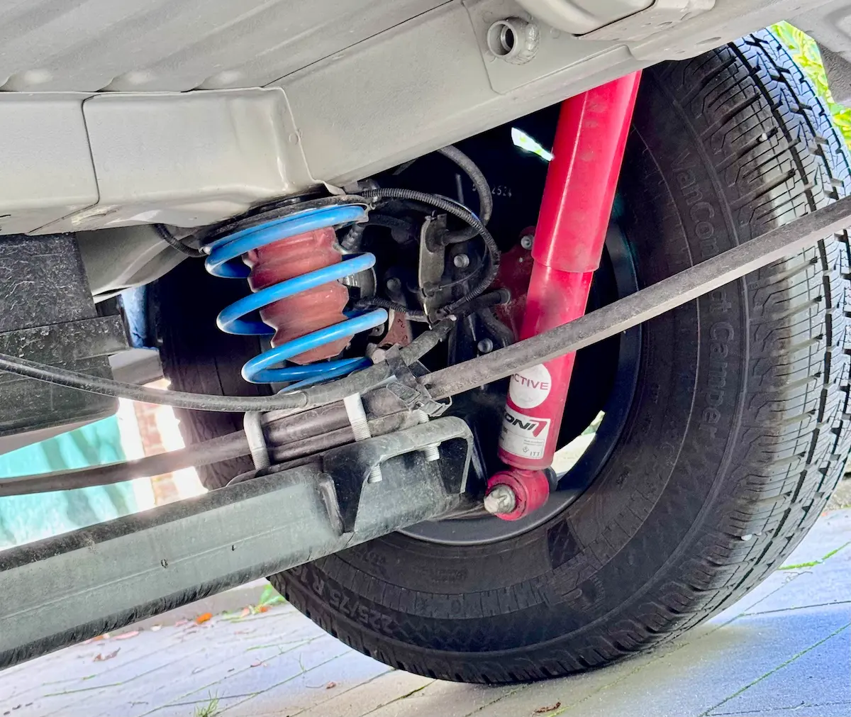 Koni FSD-schokdempers en hulpveren onder de Pössl Roadcruiser