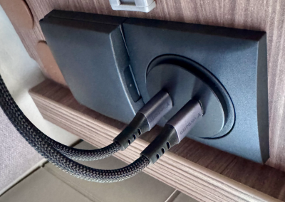 USB-C-aansluitingen boven de tafel in de Pössl Roadcruiser