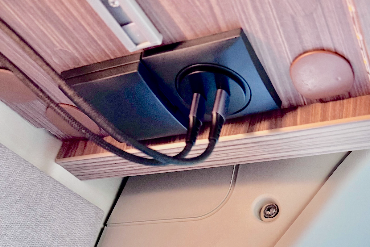 USB-C-aansluitingen boven de tafel in de Pössl Roadcruiser