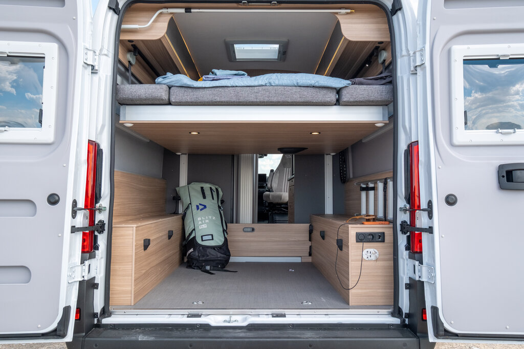 summit-shine-640r-evo-hefbed-hoog Slaap- en opbergruimte in de Summit Shine 640 R Evo