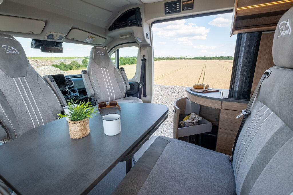 summit-shine-640r-evo-schuifdeur-open Het interieur van de Summit Shine 640 R Evo