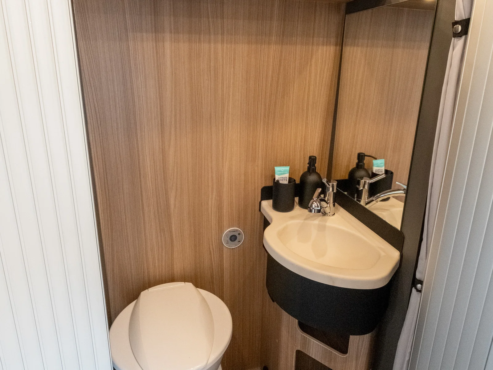 summit-shine-640r-evo-wasbakje Wasbakje in de toiletruimte van de Summit Shine 640 R Evo