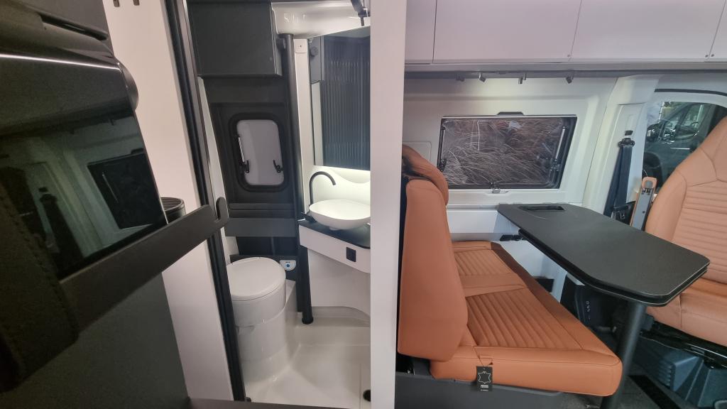 adria-twin-supreme-640-sgx-poptop-roof-7