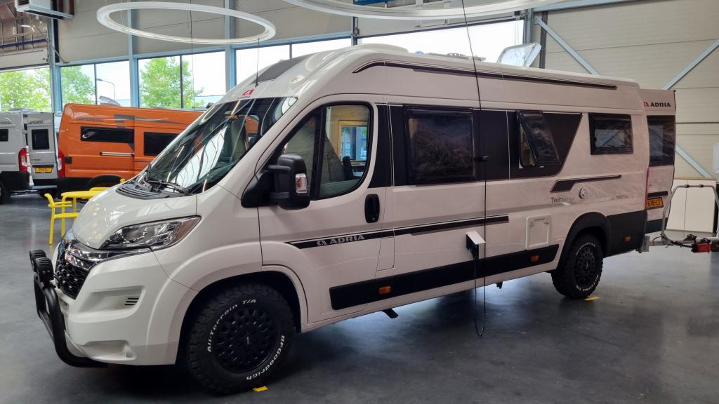 adria-twin-640-slx-buscamper-24